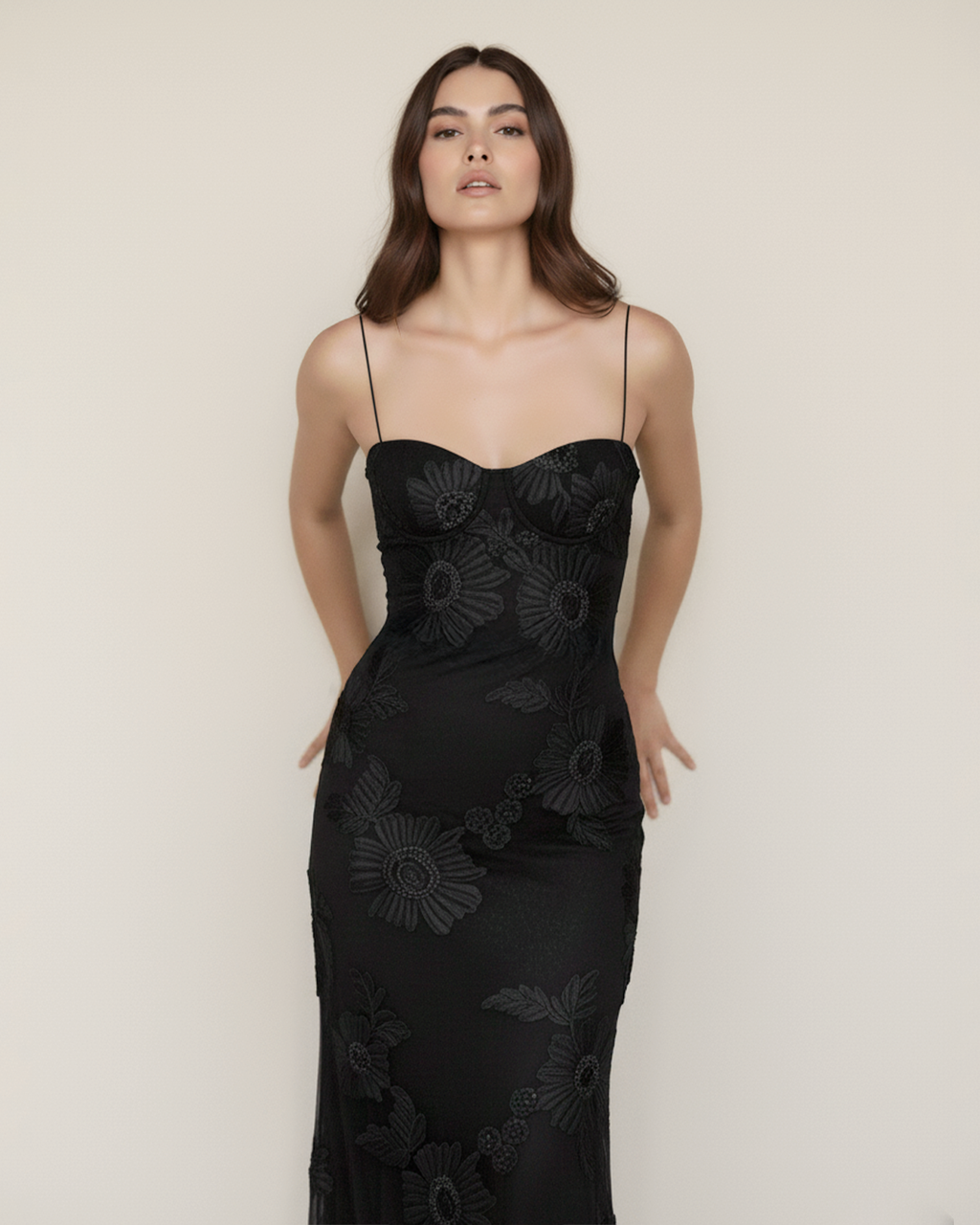 Robe longue dos nu à fleurs brodées Emily 