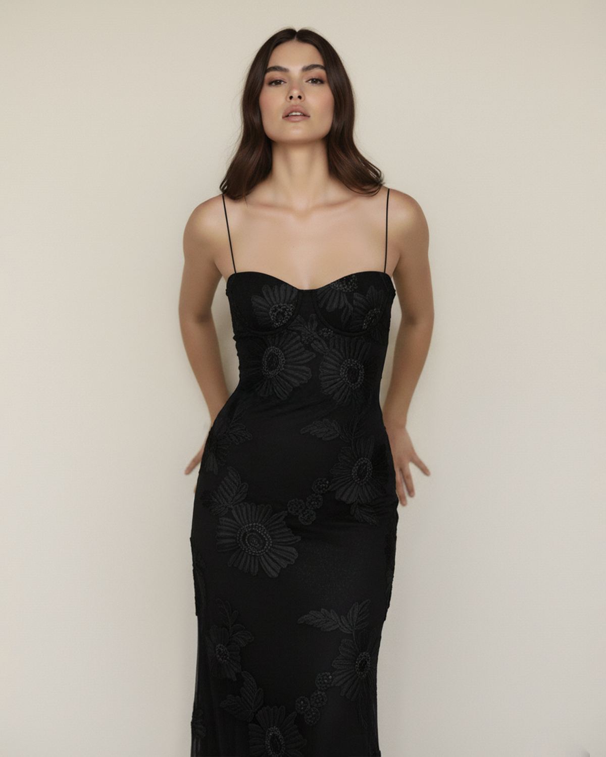 Robe longue dos nu à fleurs brodées Emily 