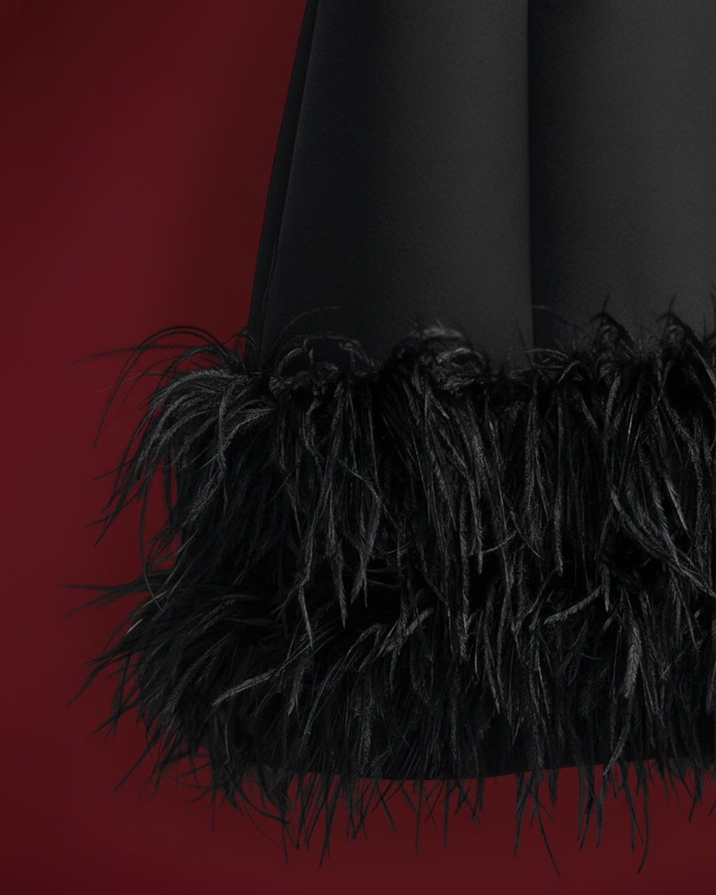 La petite robe noire Nerissa à bordure de plumes 