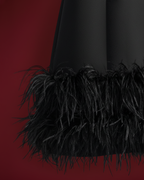 La petite robe noire Nerissa à bordure de plumes 