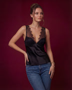 Das Gabi Satin-Spitzentop mit V-Ausschnitt 