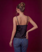 Das Gabi Satin-Spitzentop mit V-Ausschnitt 